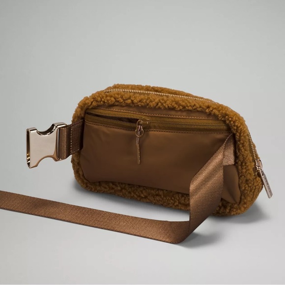 NWT Lululemon Everywhere Belt Bag Fleece - Burnt Caramel 🧸 - Picture 4 of 8